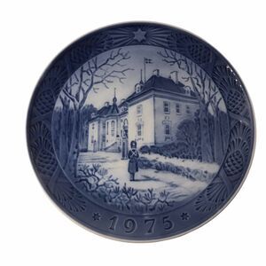 1975 Royal Copenhagen Denmark Christmas Plate "The Queen's Christmas Residence"